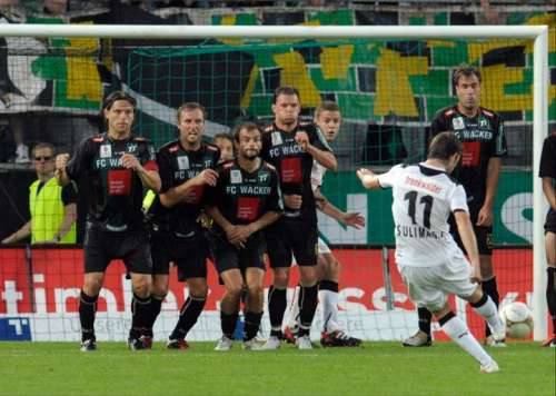 Emuin Suilimani scores from free kick; photo: trenkwalder-admira.com